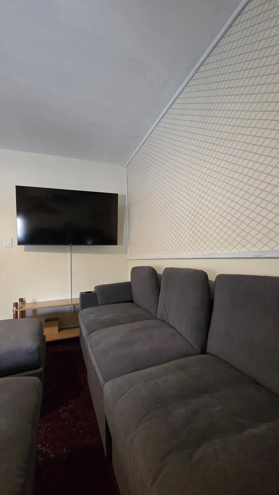 Ugly Kitchen living room with wall-mounted television